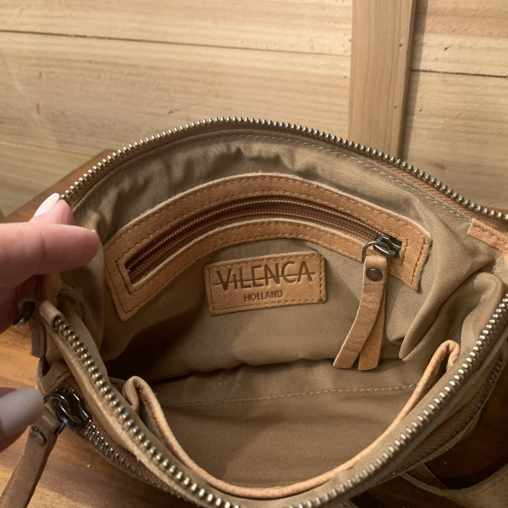 VILENCA Holland Crossbody Purse Bag Beige Leather Interior Exterior Pockets EUC - Picture 5 of 6